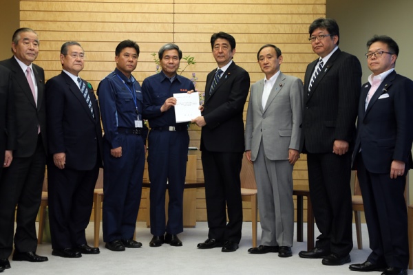 安倍总理在总理大臣官邸会见了熊本县知事蒲岛郁夫及县议会议长松田三郎等。