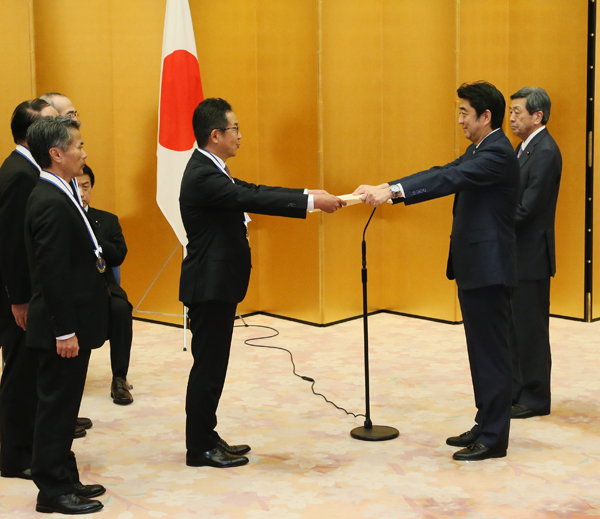安倍总理出席了在总理大臣官邸举行的第6次“日本制造业大奖表彰仪式及庆祝会”。