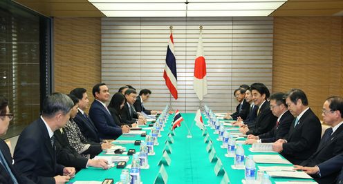 安倍总理在总理大臣官邸与泰王国总理巴育・占奥差举行了会谈、签字仪式及联合记者招待会。