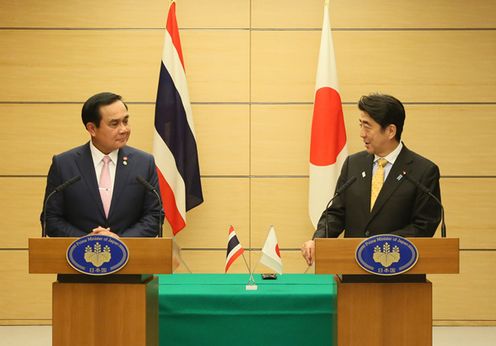 安倍总理在总理大臣官邸与泰王国总理巴育・占奥差举行了会谈、签字仪式及联合记者招待会。
