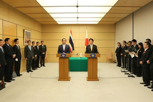 安倍总理在总理大臣官邸与泰王国总理巴育・占奥差举行了会谈、签字仪式及联合记者招待会。