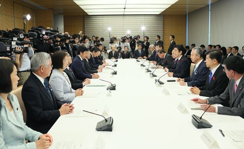 安倍总理在总理大臣官邸召开了第1次跨太平洋伙伴关系协议（TPP）综合对策本部会议。