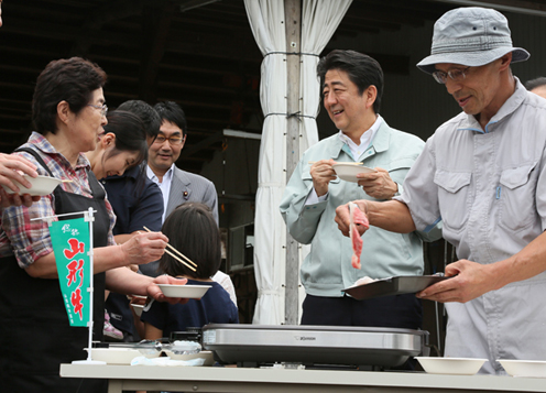 安倍总理访问了山形县。