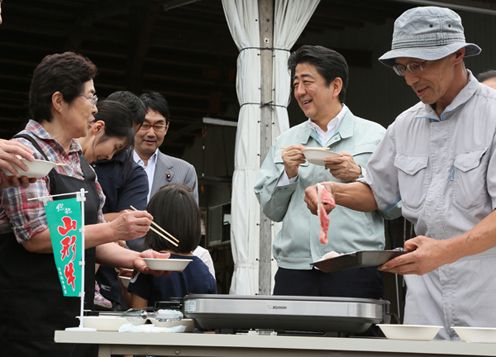 安倍总理访问了山形县。