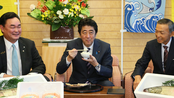 安倍总理在总理大臣官邸接受了福岛县楢叶町赠送的鲑鱼及大米。