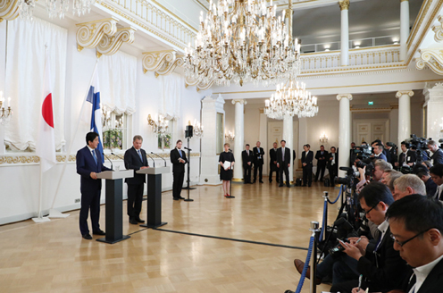 安倍总理访问了芬兰及丹麦。