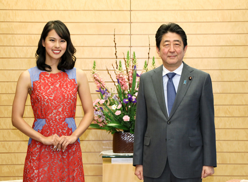 安倍总理在总理大臣官邸接受了环球小姐日本代表等的拜访。