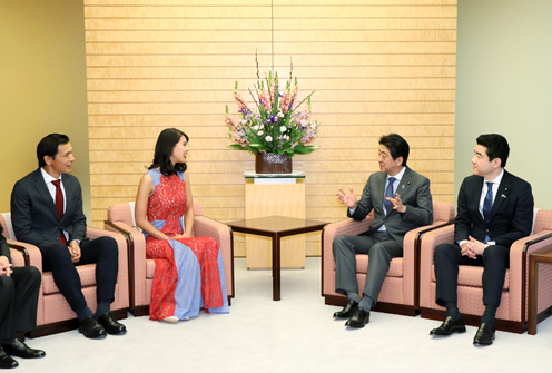 安倍总理在总理大臣官邸接受了福岛县南相马市在线诊疗项目相关人员等的拜访。