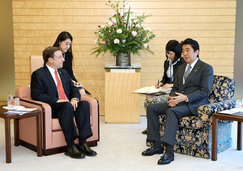 安倍总理在总理大臣官邸接受了联合国开发计划署（UNDP）署长阿希姆·施泰纳的拜会。