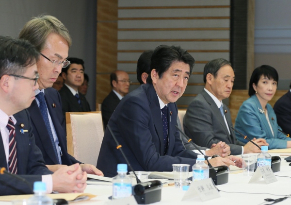 安倍总理在总理大臣官邸召开了第2次未来投资会议。