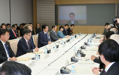 安倍总理在总理大臣官邸召开了第2次未来投资会议。