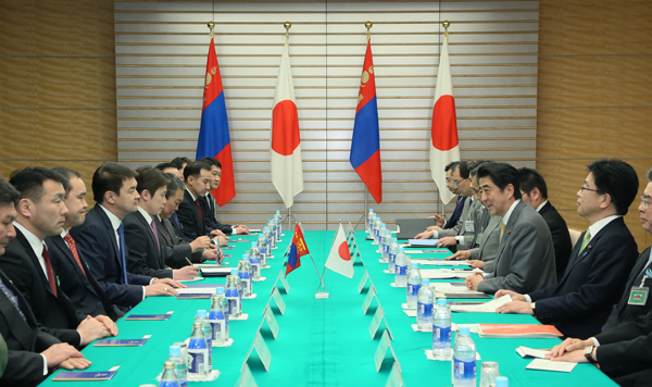 安倍总理在总理大臣官邸与蒙古国总理其•赛汗比勒格举行了会谈、签字仪式及联合记者招待会。