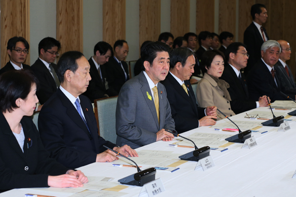 安倍总理在总理大臣官邸出席了第1次网络安全战略本部会议。