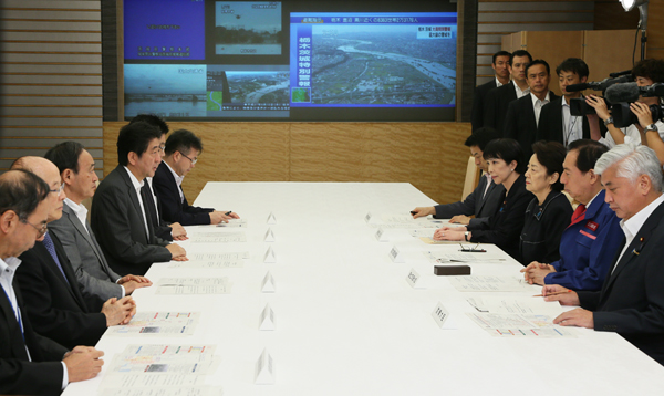 安倍总理在总理大臣官邸召开了栃木县・茨城县等暴雨相关阁僚会议。