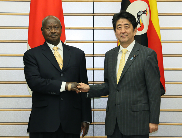 安倍总理在总理大臣官邸举行了日本・乌干达首脑会谈等。