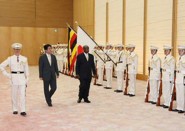 安倍总理在总理大臣官邸举行了日本・乌干达首脑会谈等。
