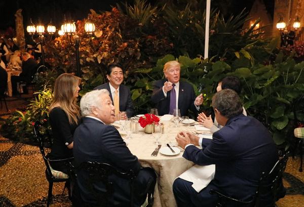 与川普总统夫妇共进晚餐