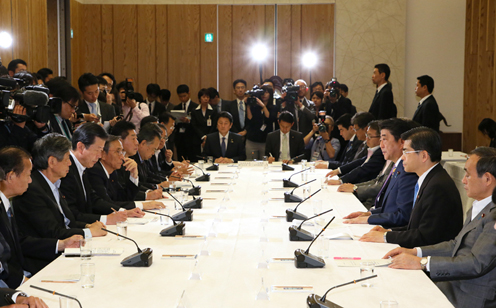 安倍总理在总理大臣官邸出席了政府执政党联络会议。