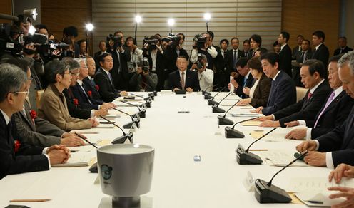 安倍总理在总理大臣官邸召开了第13次综合科学技术・创新会议。