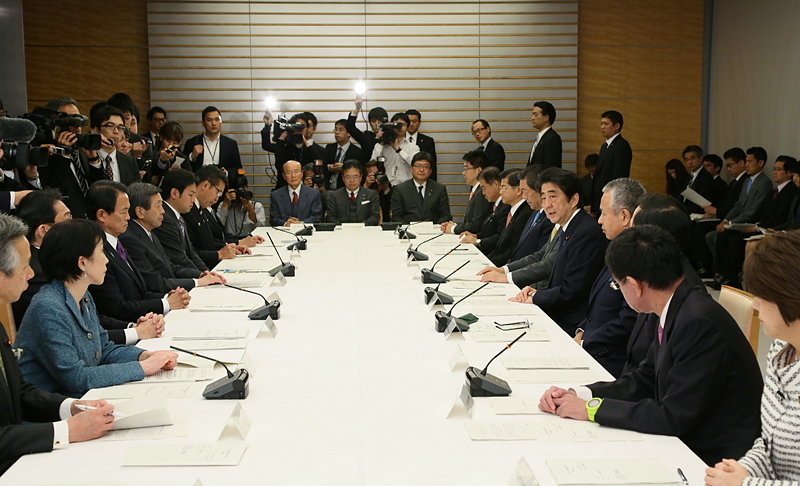 安倍总理在总理大臣官邸召开了第17次农林水产业与地域活力创造本部会议。