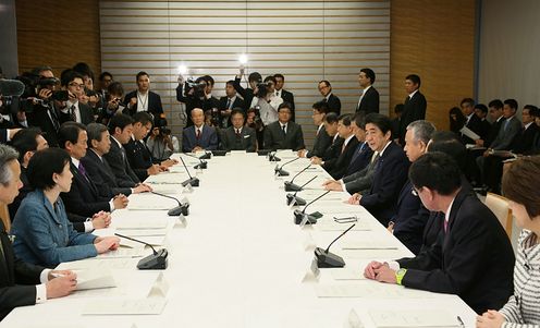 安倍总理在总理大臣官邸召开了第17次农林水产业与地域活力创造本部会议。