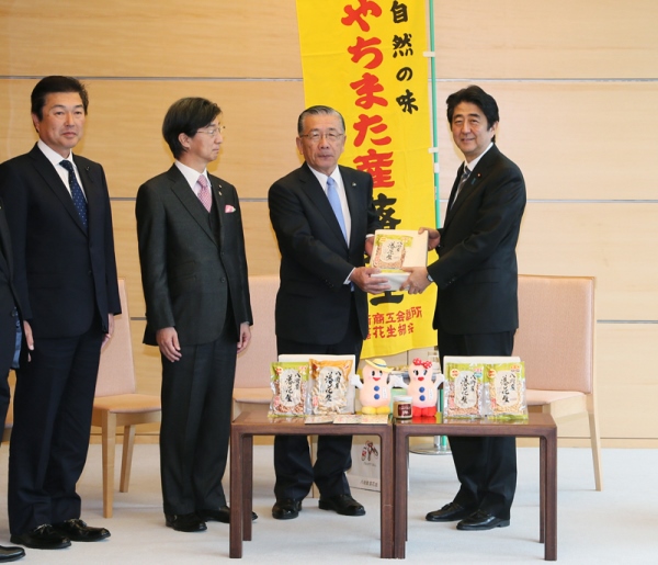 安倍总理在总理大臣官邸接受了千叶县八街市北村新司市长以及花生行业人士的拜访。
