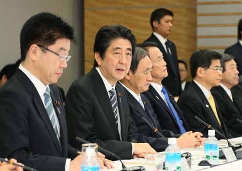 安倍总理在总理大臣官邸召开了第3次一亿总活跃国民会议。