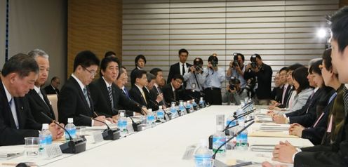 安倍总理在总理大臣官邸召开了第3次一亿总活跃国民会议。