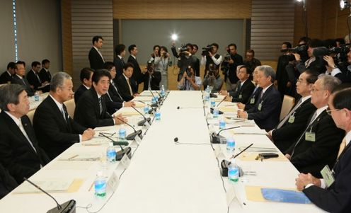 安倍总理在总理大臣官邸召开了第3次“面向未来投资的官民对话”。