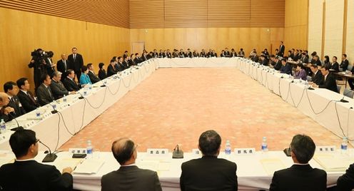 安倍总理在总理大臣官邸出席了政府主办的全国都道府县知事会议。