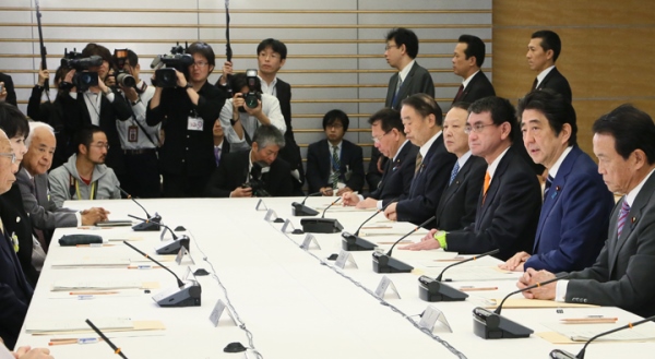 安倍总理在总理大臣官邸召开了第20次行政改革推进会议。