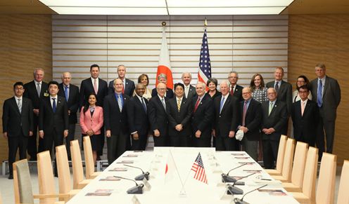 安倍总理在总理大臣官邸接受了美利坚合众国阿斯彭研究所主办的美国联邦议员团一行的拜会。