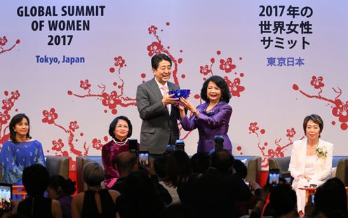 安倍总理出席了在东京都内举行的2017全球妇女峰会开幕式。