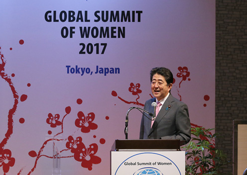安倍总理出席了在东京都内举行的2017全球妇女峰会开幕式。