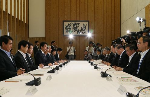 安倍总理在总理大臣官邸召开了成为国际性威胁的感染症对策相关阁僚会议。