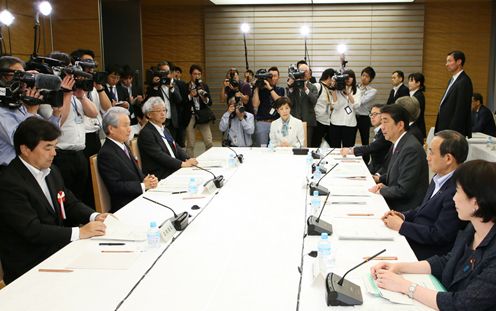 安倍总理在总理大臣官邸召开了2017年第7次经济财政咨询会议。