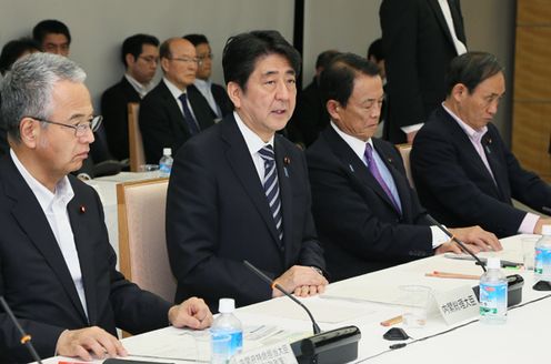 安倍总理在总理大臣官邸召开了2015年第15次经济财政咨询会议。