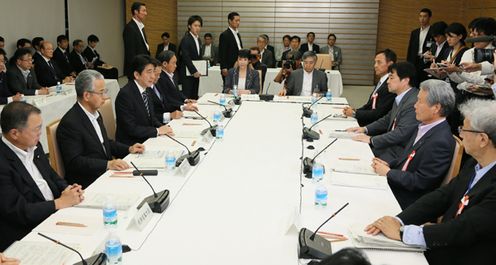 安倍总理在总理大臣官邸召开了2015年第15次经济财政咨询会议。