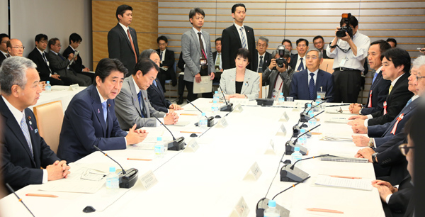 安倍总理在总理大臣官邸召开了2015年第18次“经济财政咨询会议”以及第1次“经济财政咨询会议・产业竞争力会议专题会议联合会议”。