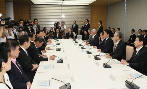 安倍总理在总理大臣官邸召开了第11次健康与医疗战略推进本部会议。