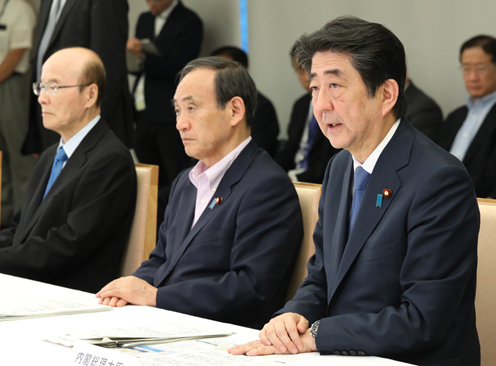 安倍总理在总理大臣官邸出席了有关福冈县・大分县等暴雨的相关阁僚会议。