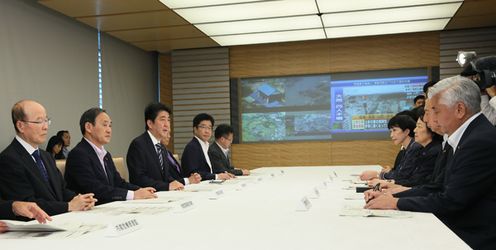 安倍总理在总理大臣官邸召开了栃木县・茨城县・宫城县等暴雨相关阁僚会议。