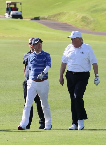 两国首脑打高尔夫球1