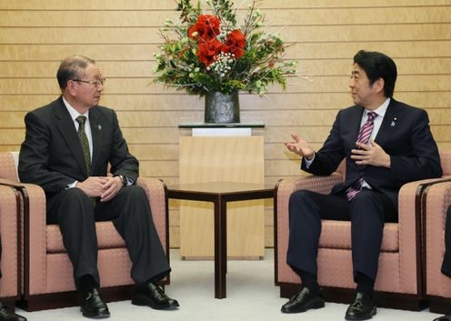 安倍总理在总理大臣官邸会见了JA全中（全国农业协同组合中央会）等JA集团。