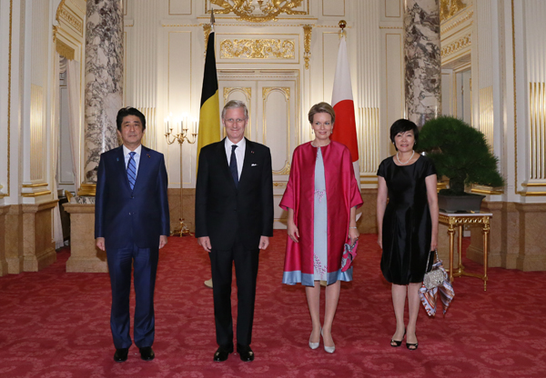 安倍总理在迎宾馆赤坂离宫与比利时王国菲利普国王进行了恳谈，之后举办了晚餐会。