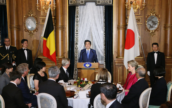 安倍总理在迎宾馆赤坂离宫与比利时王国菲利普国王进行了恳谈，之后举办了晚餐会。