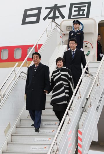 安倍总理抵达爱沙尼亚1