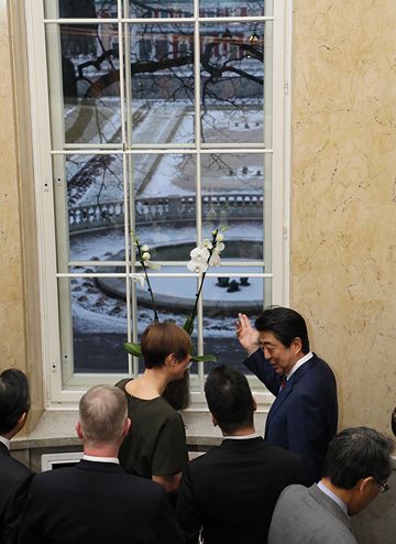 安倍总理会见爱沙尼亚总统卡留莱德2