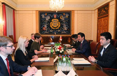 安倍总理会见爱沙尼亚总统卡留莱德3