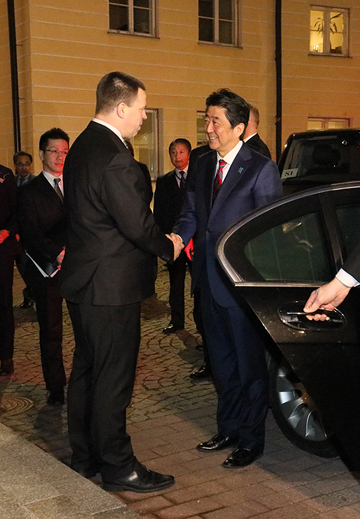 安倍总理受到爱沙尼亚总理拉塔斯的迎接1